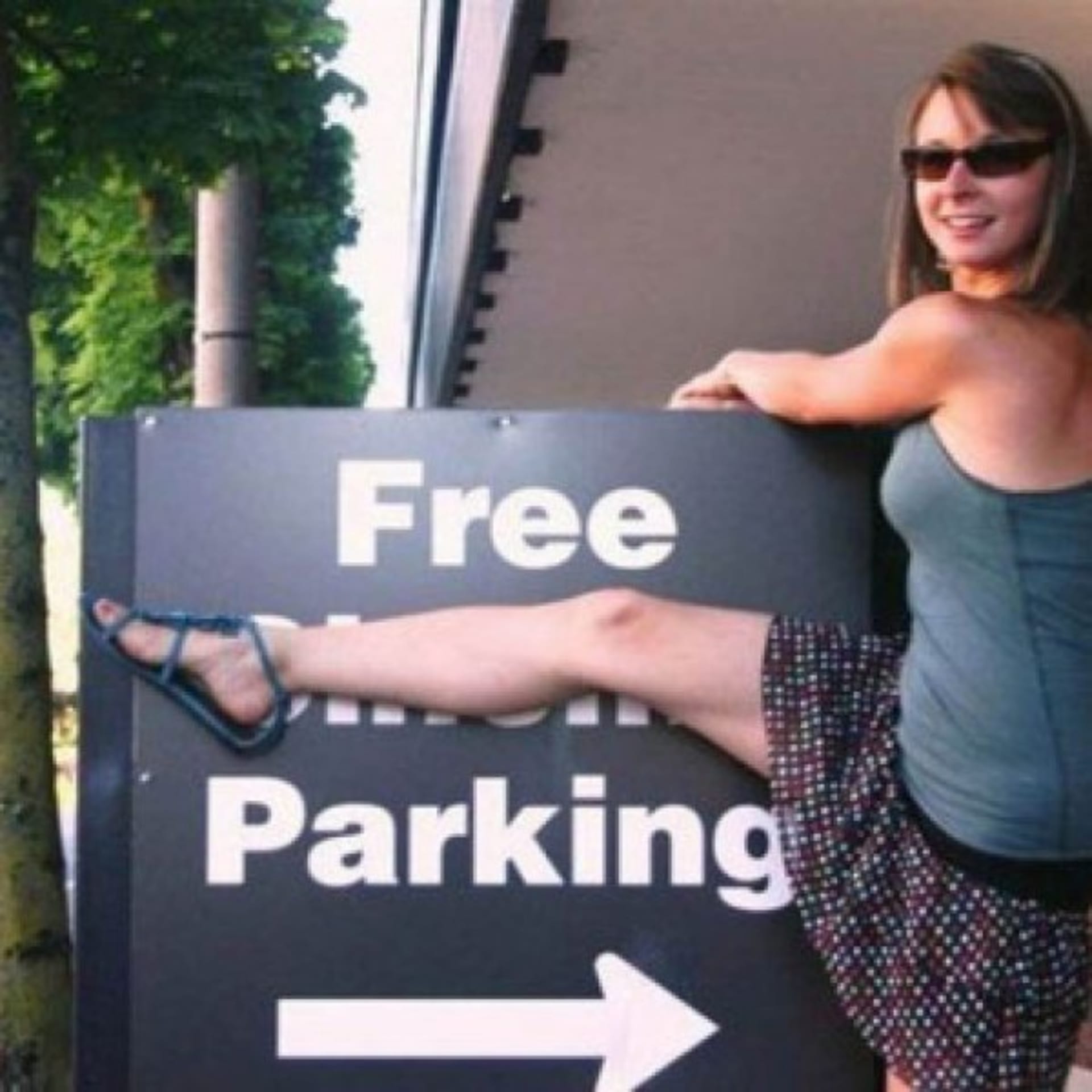 Žena nabízí vlastní "parkování".