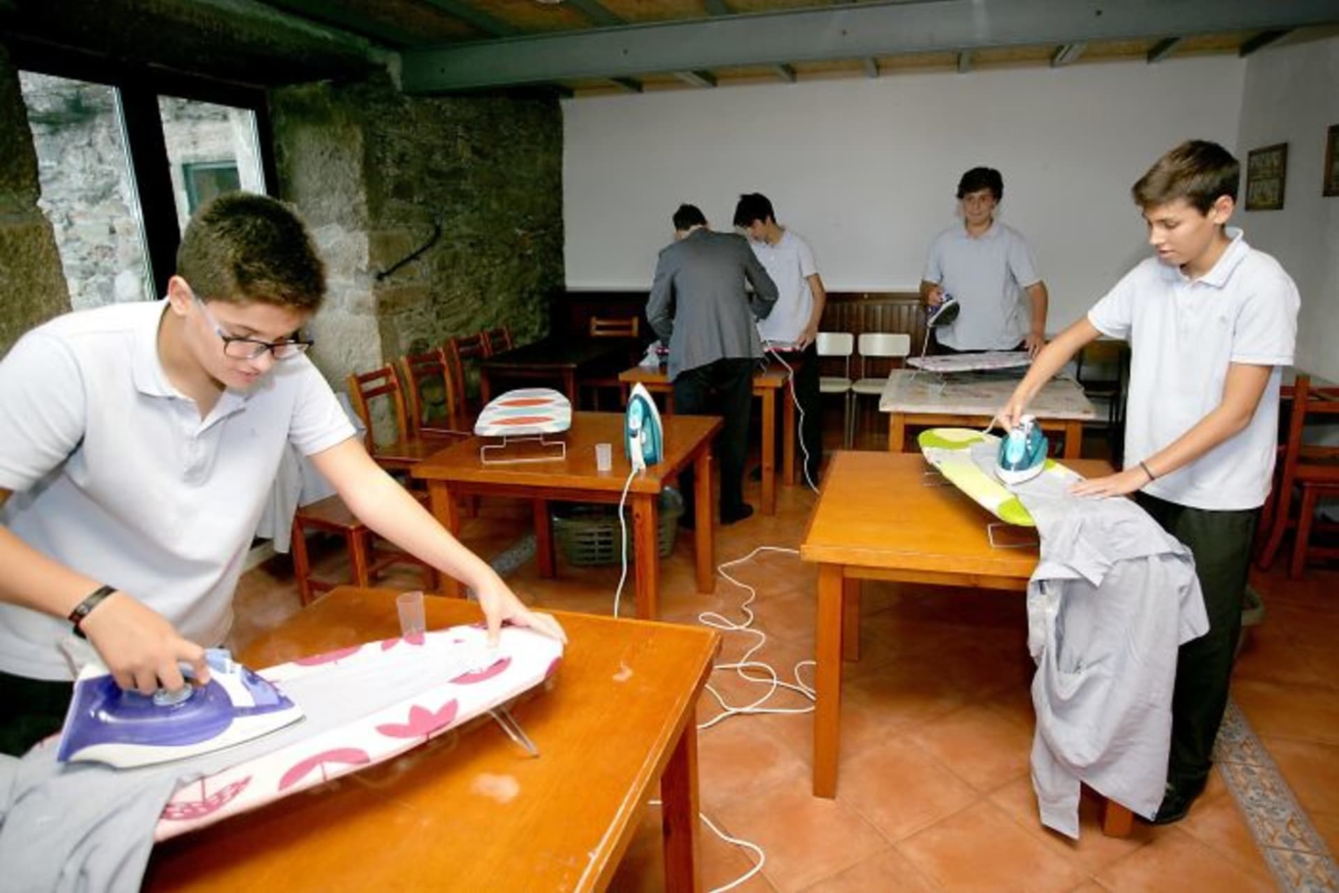 Chlapci se ve škole učí domácím pracím 6