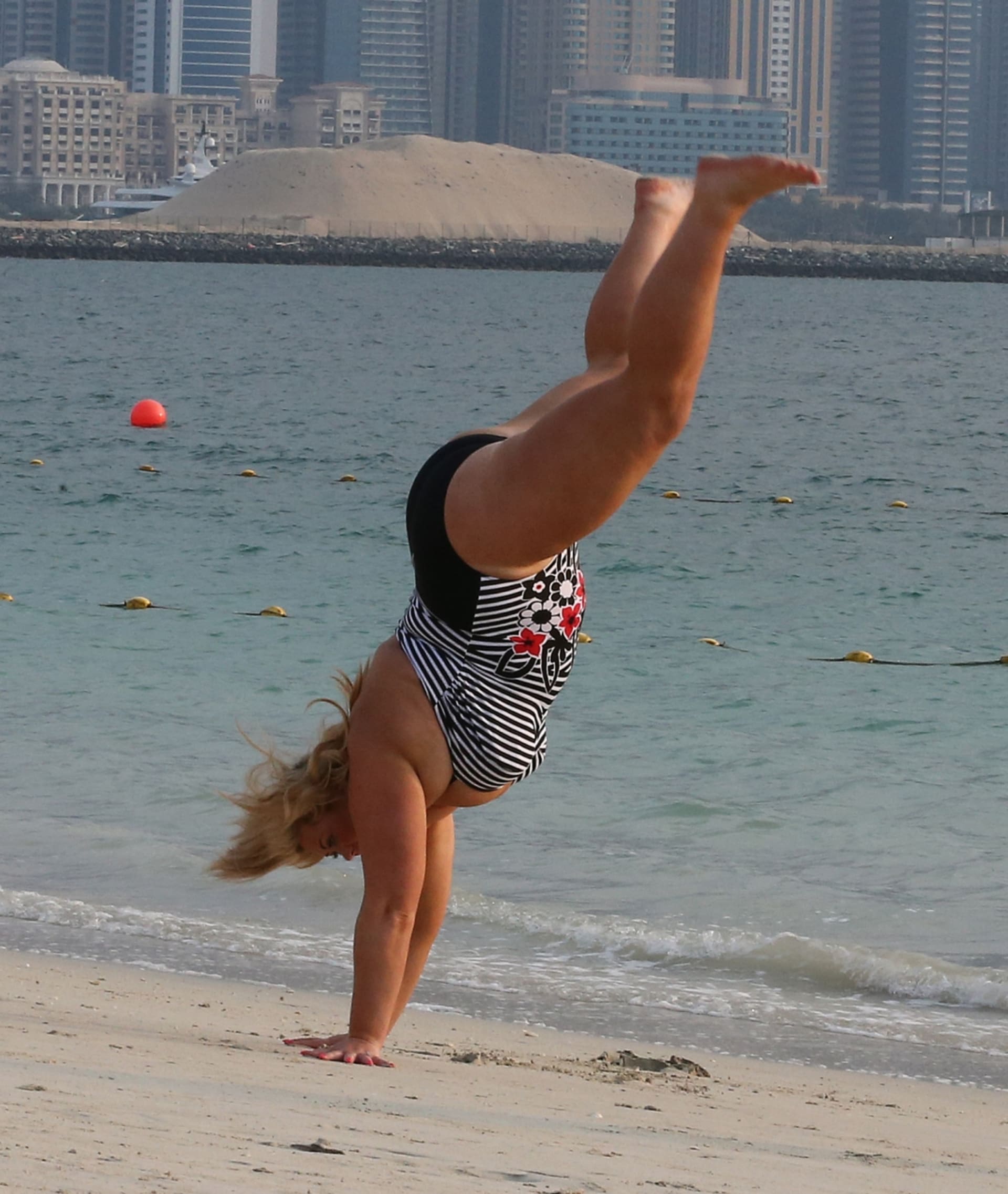 Rozdováděná Gemma Collins na pláži v Dubaji - Obrázek 9