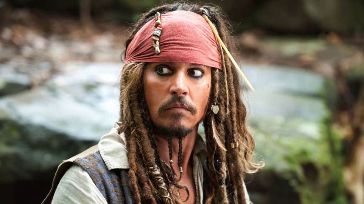 Johnny chlastá jako pirát, Jack Sparrow by se od něho lecčemu přiučil.