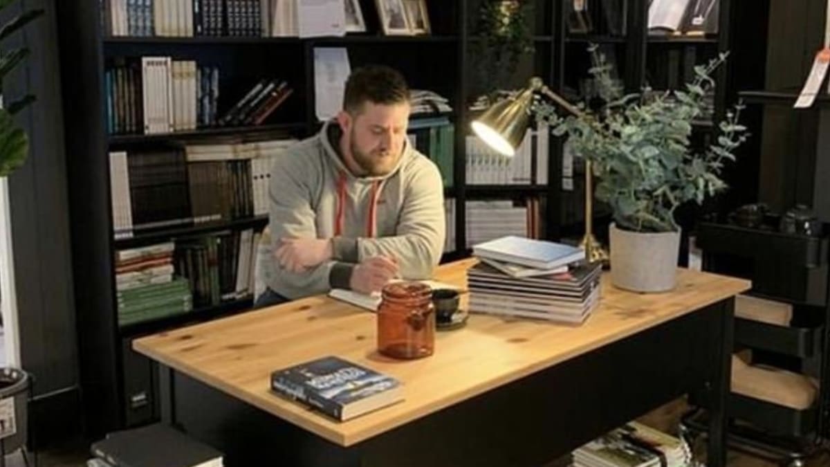 Týpek z Tinderu se rád fotí s nábytkem IKEA 2