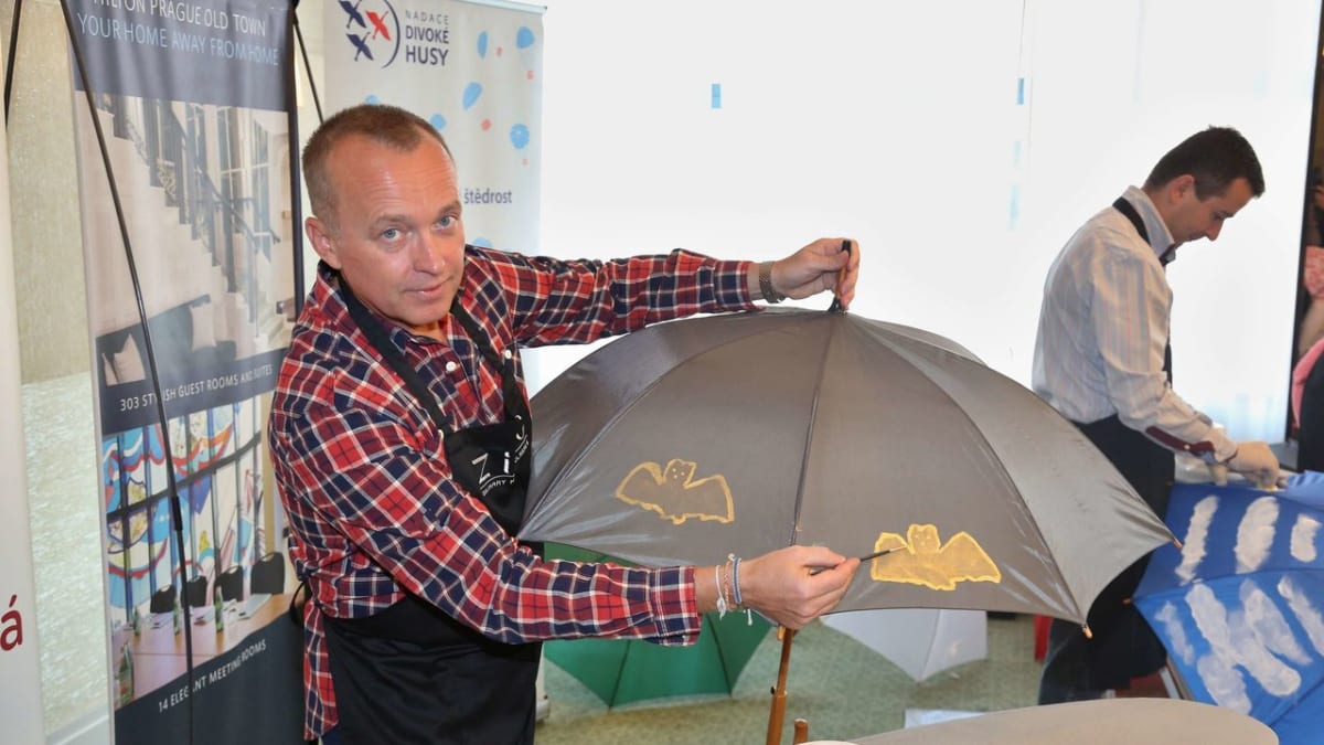 Karel Voříšek na svůj deštník namaloval s pomocí šablony netopýra.
