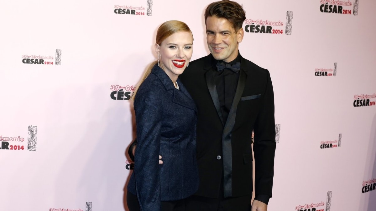 Scarlett a její snoubenec Romain Dauriac na festivalu Cesar Film Awards 2014