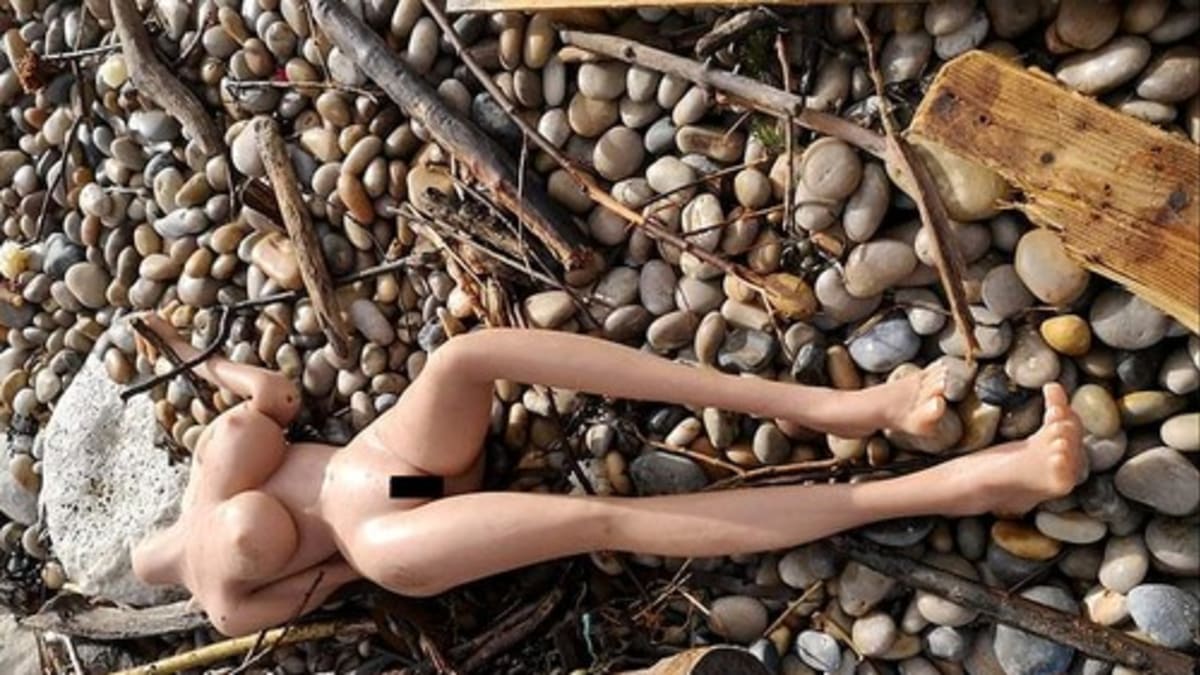Silikonovou sexuální pannu objevil na pláži také Chris Ford z Anglie.