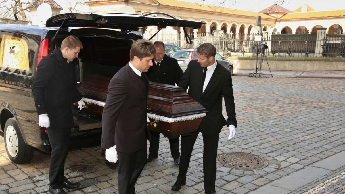 Pohřební vůz přivezl rakev Miroslava Ondříčka