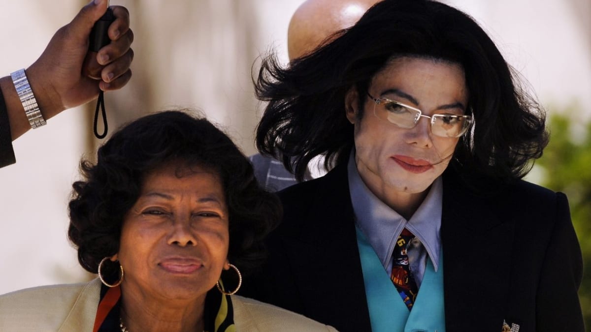 Zpěvák Michael Jackson s matkou... žalobu prohrála a teď musí platit...