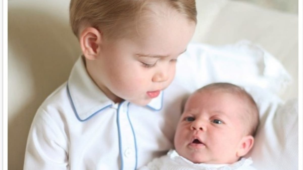 První foto Prince George s jeho malou sestrou, princeznou Charlotte