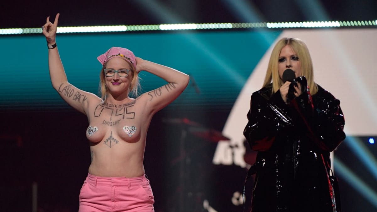 Avril Lavigne a polonahá aktivistka na koncertě.