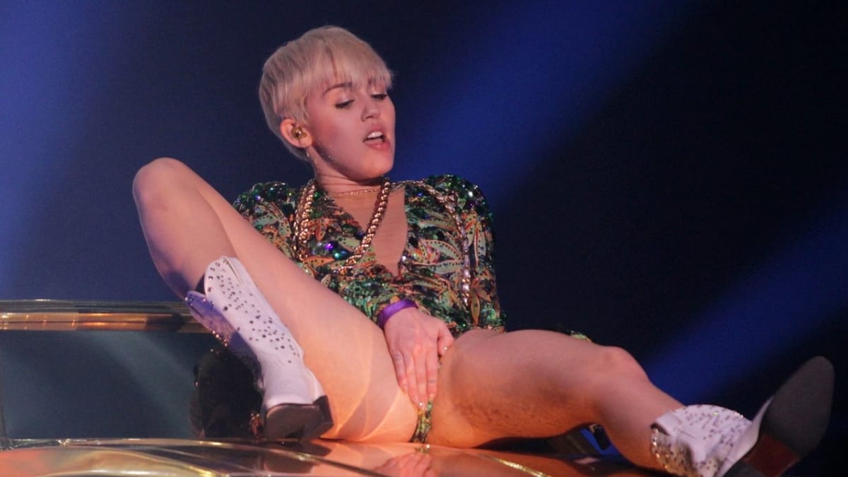 Perverzní Miley Cyrus to zase rozbalila....