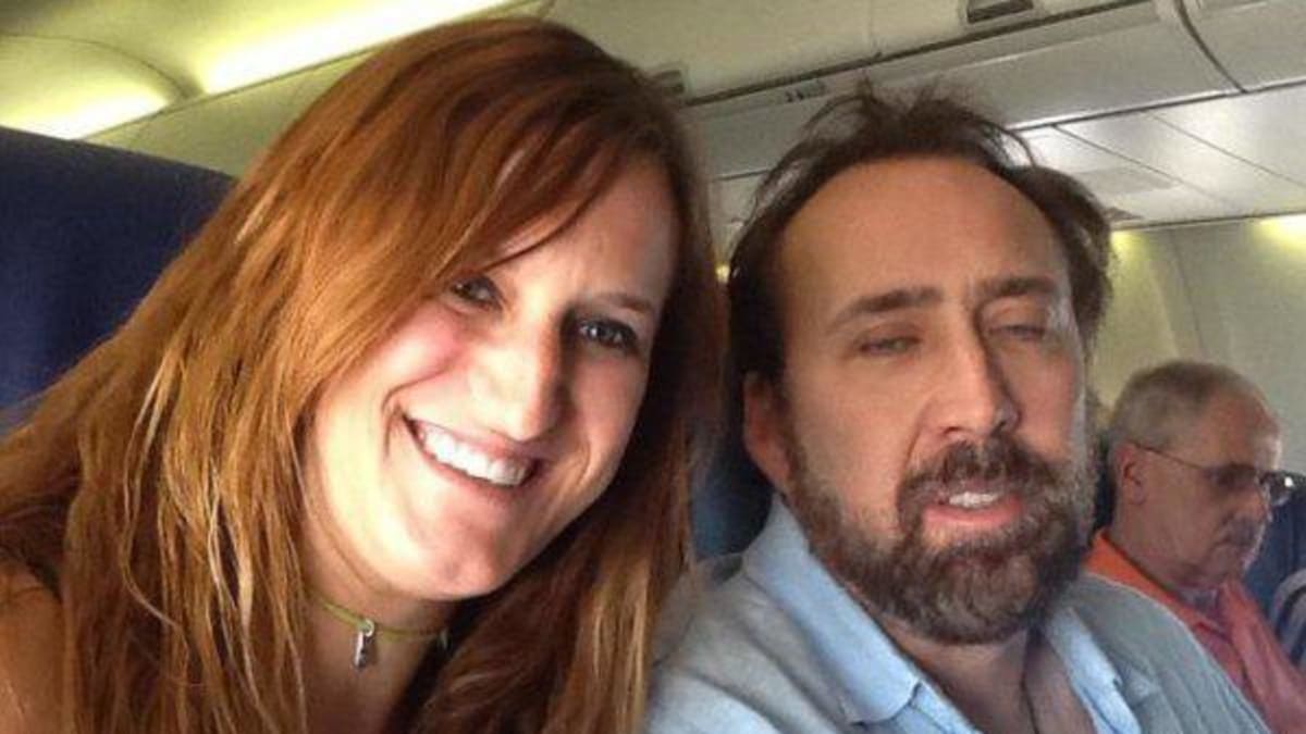 Probudit Nicolase Cage a cvaknout ho v letadle, to chce určitou dávku odvahy