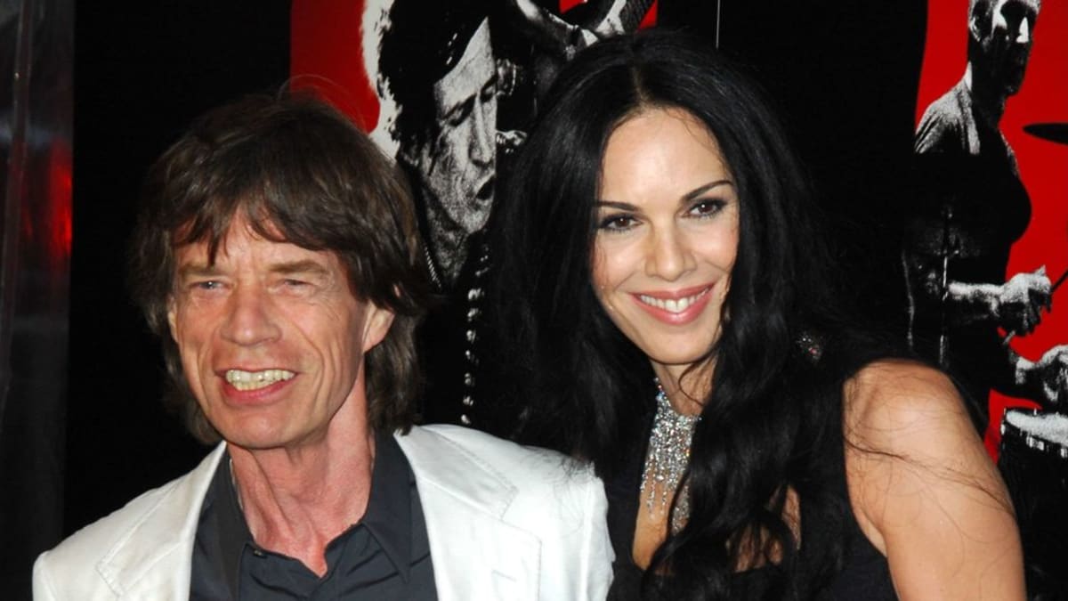 L'Wren Scott, módní návrhářka a přítelkyně Micka Jaggera, byla nalezena mrtvá v apartmánu na Manhattanu v pondělí 17. 3. 2014 ráno. Jednalo se o sebevraždu oběšením. Mick Jagger je zdrcený, zpráva ho zastihla na australském turné Rolling Stones.