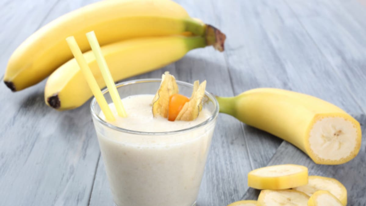 Můžete zkusit i koktejl pro dobré spaní - rozmixujte půlku banánu se sklenkou mléka, lžičkou medu a několika mandlemi