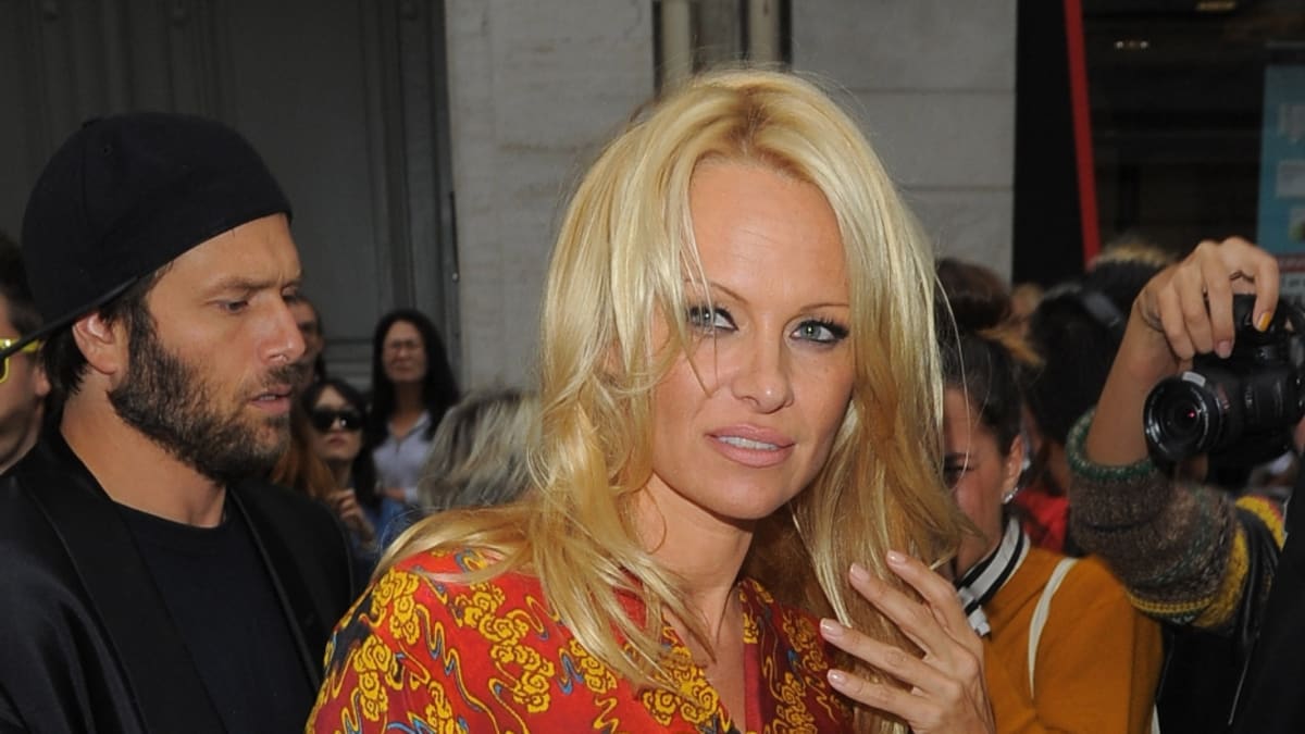Hvězda pobřežní hlídky Pamela Anderson přišla o panenství nedobrovolně jako dvanáctiletá. Řekla to prý jen matce a později přiznala v interwiew. "Ten všivák pak pobíhal kolem a litoval toho, co udělal. Ale to už bylo pozdě," řekla doslova.