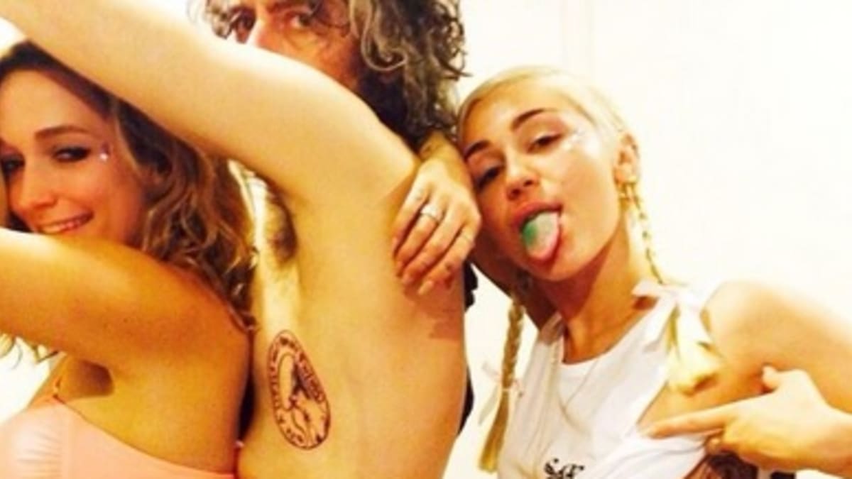 Miley a její psí tetování - Obrázek 3