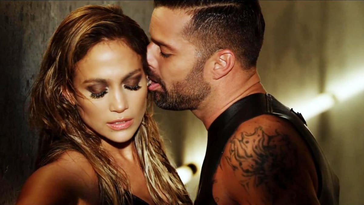 Ricky Martin a Jennifer Lopez... vášnivé olizování ouška a sexy doteky...