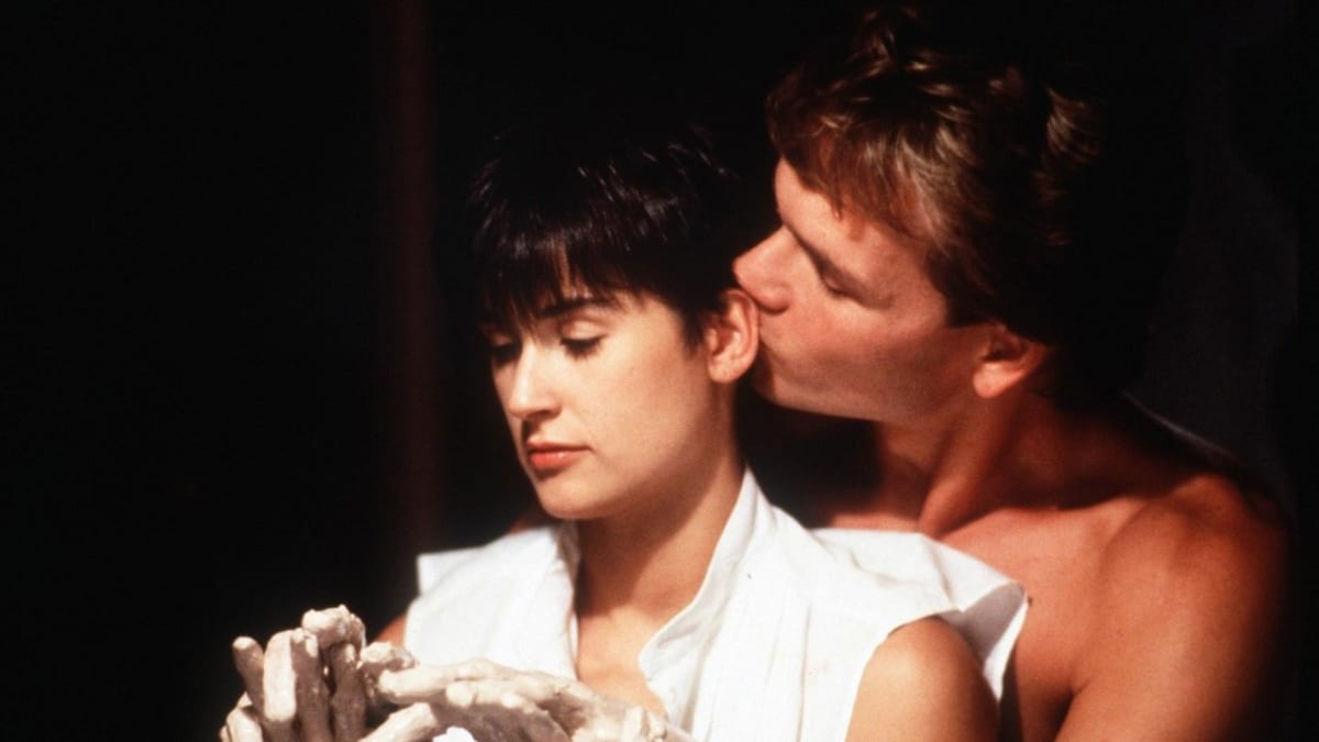 Demi Moore a Patrick Swayze ve filmu Duch z roku 1990.