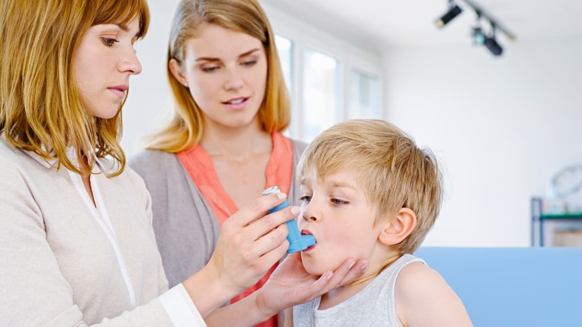 Astma se projevuje nejčastěji v dětství. 