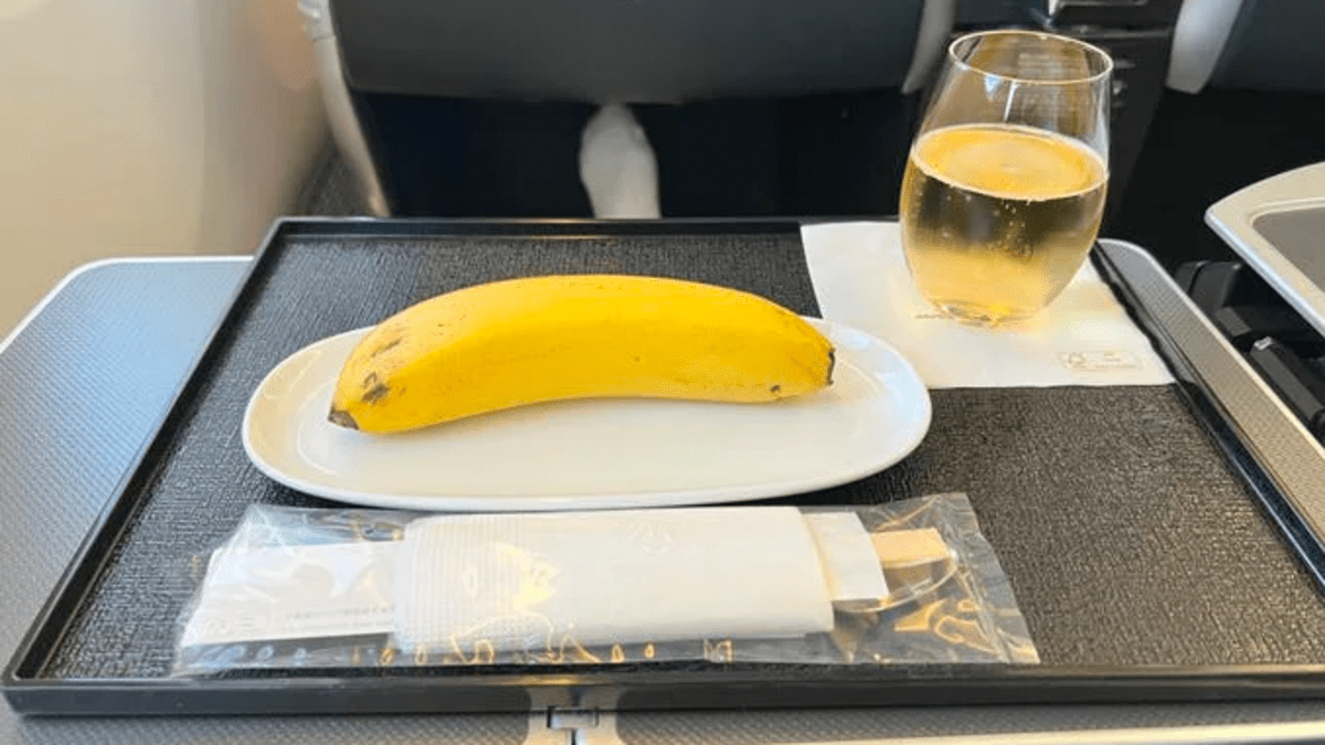 Tato letecká společnost servírovala v rámci veganského menu jen banán.