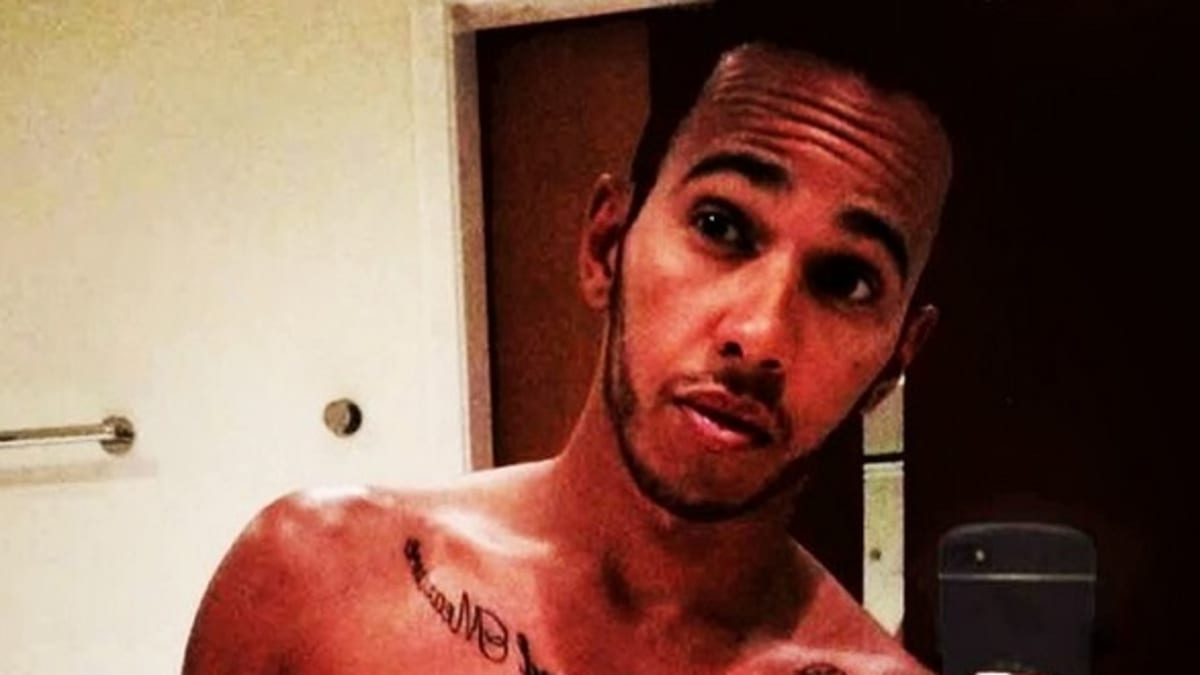 Lewis Hamilton ukázal své tělo, které zdobí několik tetování.