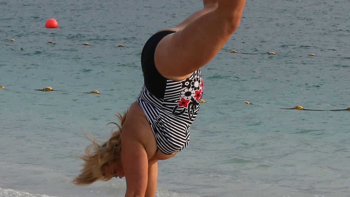 Rozdováděná Gemma Collins na pláži v Dubaji - Obrázek 9