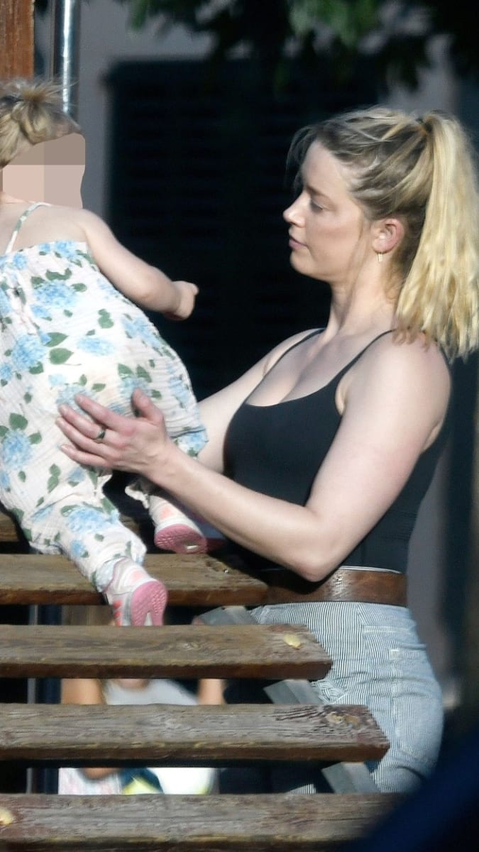 Amber Heard utekla s dcerou a přítelkyní do Španělska