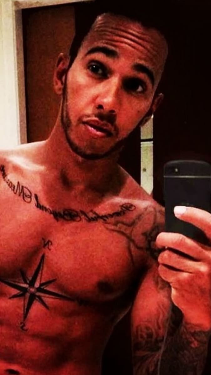 Lewis Hamilton ukázal své tělo, které zdobí několik tetování.