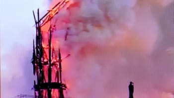 Notre-Dame v plamenech 