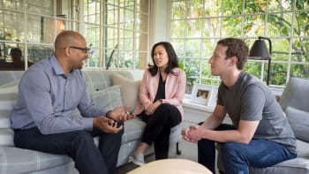 Proč nosí Mark Zuckerberg jen šedá trička?