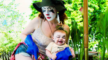 Fotogalerie bláznivé matky, která si hraje na klauna! Tohle už je možná na sociálku, ne?!