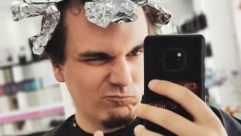 Známý youtuber si obarvil vlasy na růžovo