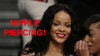Rihanna zase šokuje... Mazlí se s  kamarádkou a vystavuje svůj piercing v bradavce!