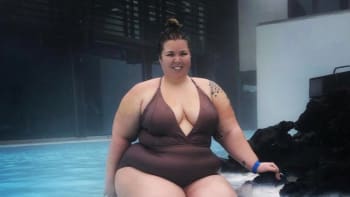 Obézní žena kašle na diety a fotí se v bikinách