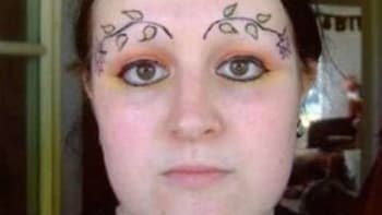 Trapná tetování na obličeji.