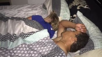 Muž našel svou ženu v posteli s jiným chlapem