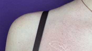 Bílé tetování frčí
