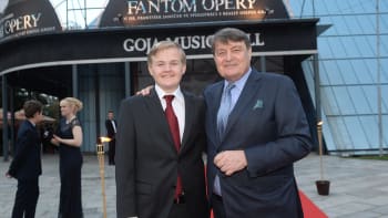 Zaostřeno na červený koberec: 10 nejzajímavějších dvojic, které se ukázaly na premiéře Fantoma opery