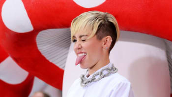 Miley Cyrus jazyk
