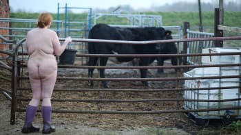 Britka hospodaří na své farmě nahá