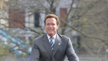 Dvojí život Arnolda Schwarzeneggera - jeho služka nosila manželčiny šaty