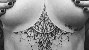 Tetování pod prsy
