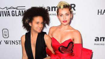 Zoufalka Miley Cyrus už neví, jak zaujmout. Na veřejnosti laškovala s bezpohlavním individuem!