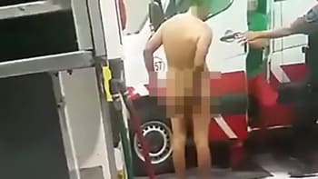 Naháč s dildem v zadku hledal pomoc na benzínce