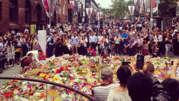 V Sydney nosí lidé květiny na místo tragédie...