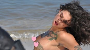 Pěkně hustá dračice: Pornoherečka Bonnie se válela na pláži úplně nahá (fotky uvnitř)