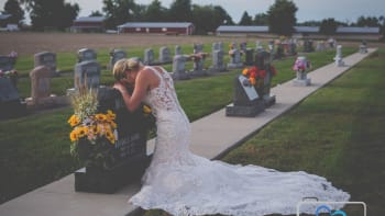 Žena navštívila hrob svého snoubence.