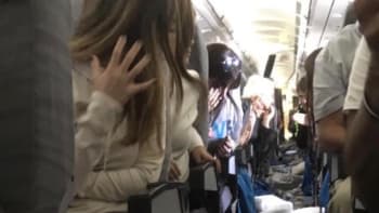 Turbulence ohrožovaly cestující v letadle