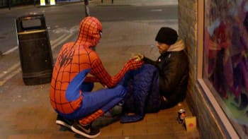 Spiderman pomáhá bezdomovcům
