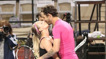Kaley Cuoco hraje tenis s manželem