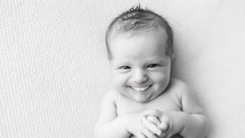 Fotky novorozenců se zuby děsí celý internet