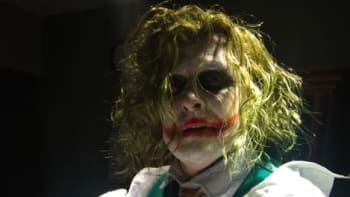 Porod v kostýmu Jokera